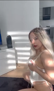 Onlyfans Gizem Bağdaçiçek koltukta şov yapıp dildoya