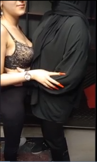 Koca Memeli Taytlı Ve Türbanlı öpüşüyor memesi