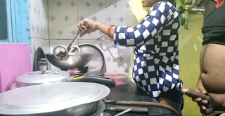 Azgın adam karısı mutfakta yemek yaparken sikmeye
