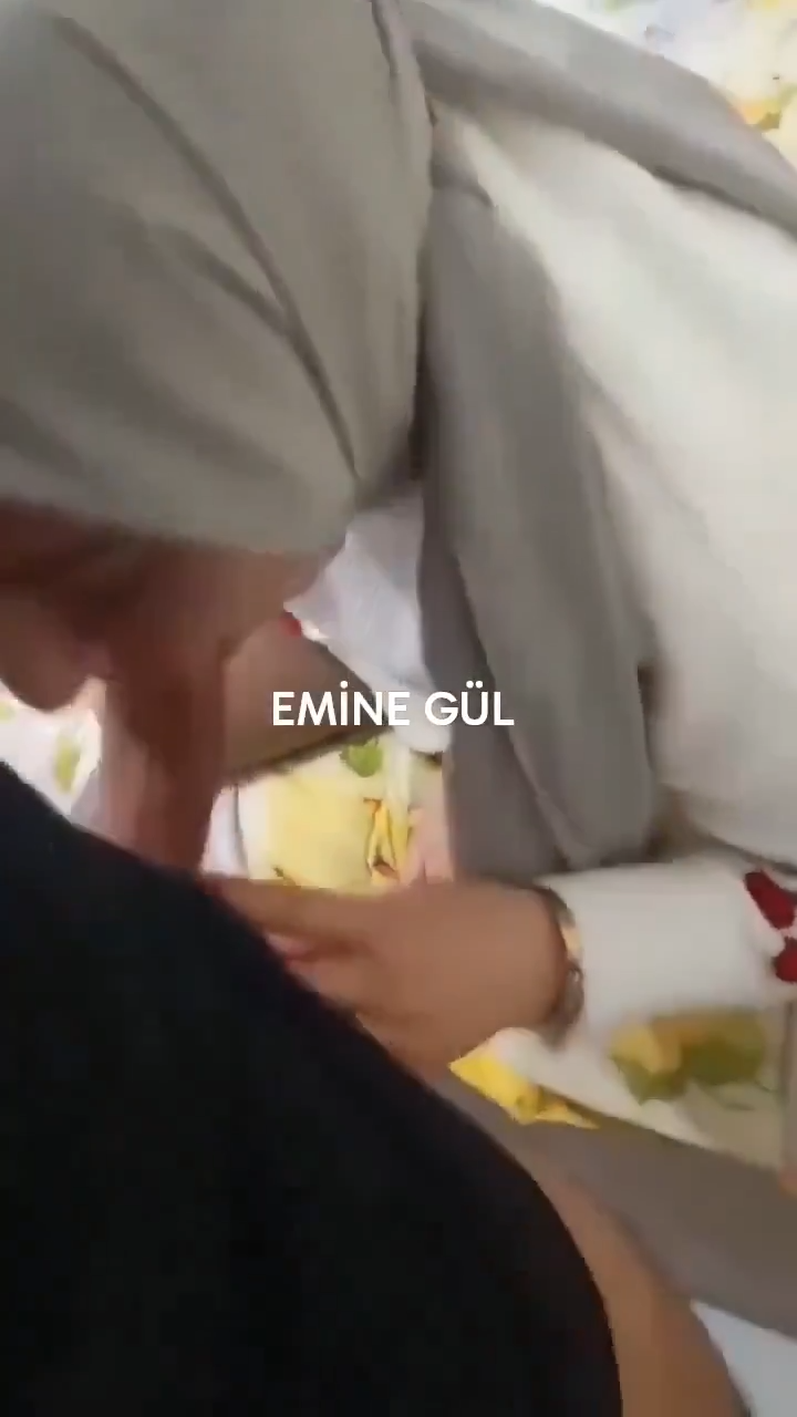Türbanlı hatun kocasına sakso çekiyor